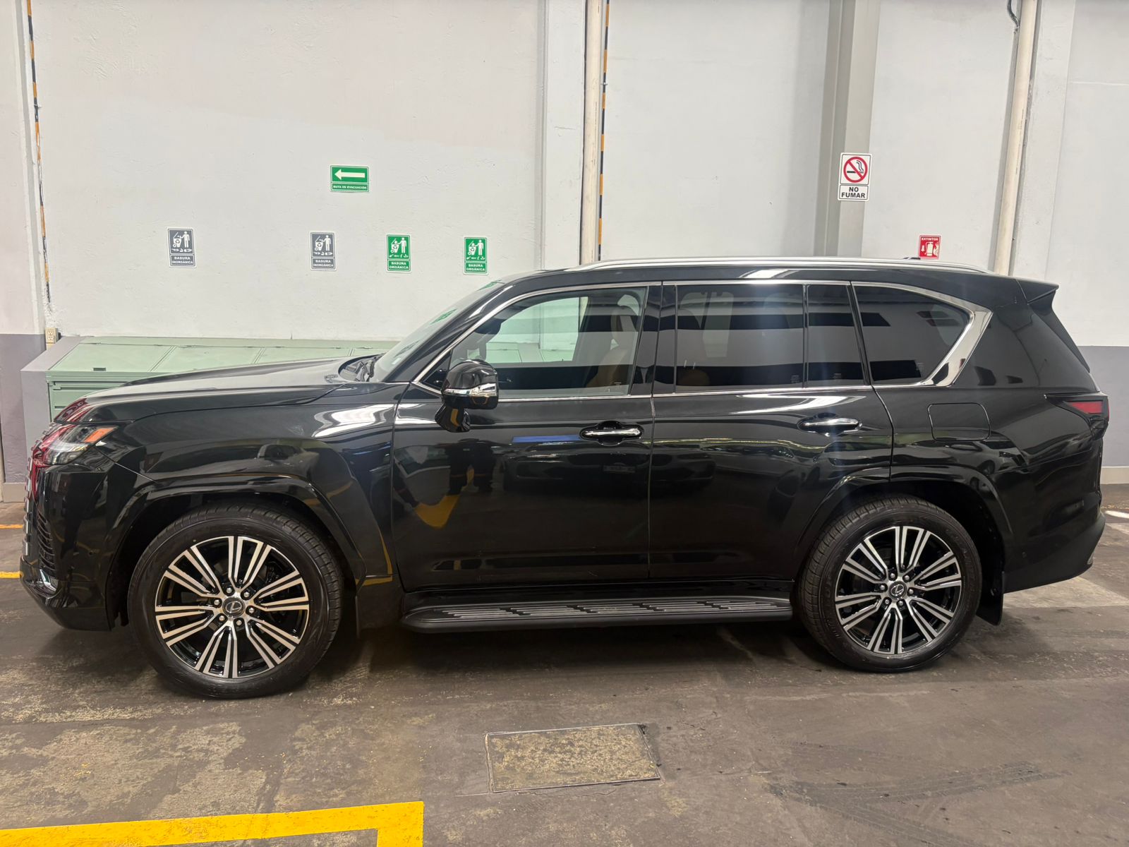 2026 Lexus LX700H - Photo 1
