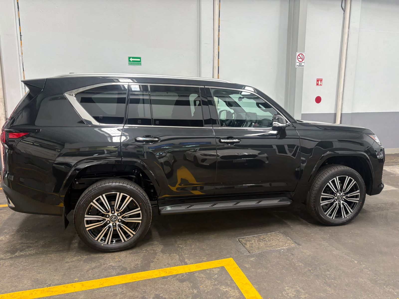 2026 Lexus LX700H - Photo 1